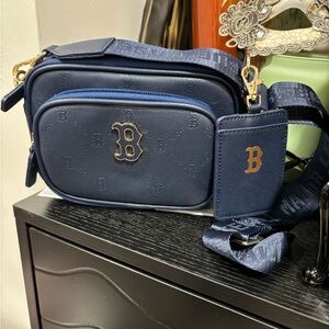 501. NWOT! MLB Boston Red Sox Monogram Navy Crossbody Bag